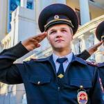 How much does a police officer in Russia earn?